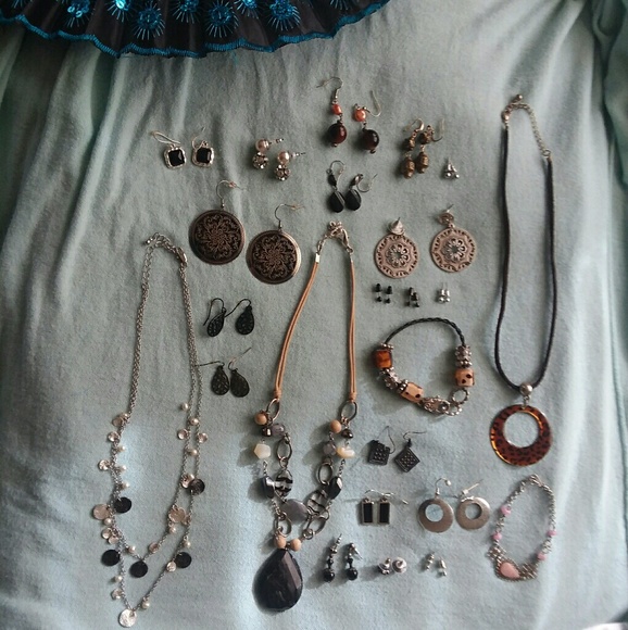 Jewelry - 24 Piece Jewelry Haul